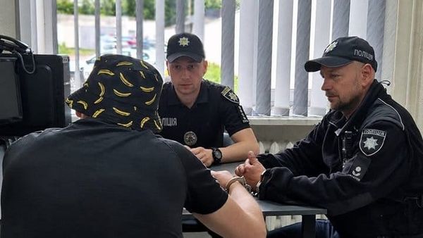 У центрі Житомира чоловік поранив працівника аптеки та пошкодив майно закладу