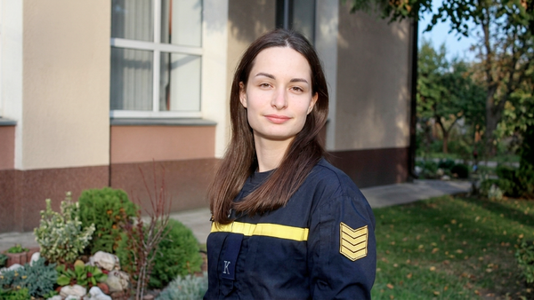 Українці збирають кошти для молодої рятувальниці, яка втратила руку під час атаки на Харків