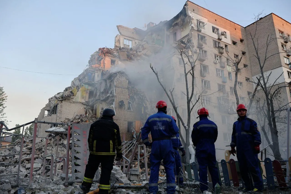 Під час нічної атаки на Київ постраждали медики екстренки