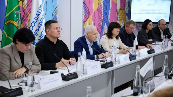 Як зберегти аптеки й медичні кадри біля фронту: у Харкові відбувся міжрегіональний круглий стіл