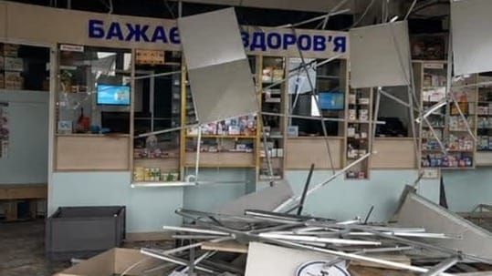 У Києві внаслідок нічної атаки пошкоджено аптеку «Бажаємо здоров’я»