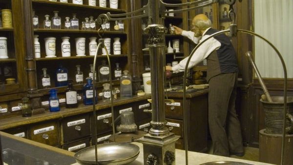 Від караванів до логістичних хабів: історія аптечних складів і доставки лікарських засобів