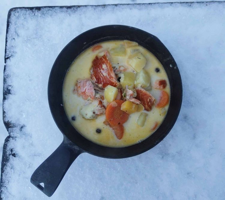 Lounasretki lähikohteessa - Savulohikeiton valmistus onnistuu myös retkiolosuhteissa