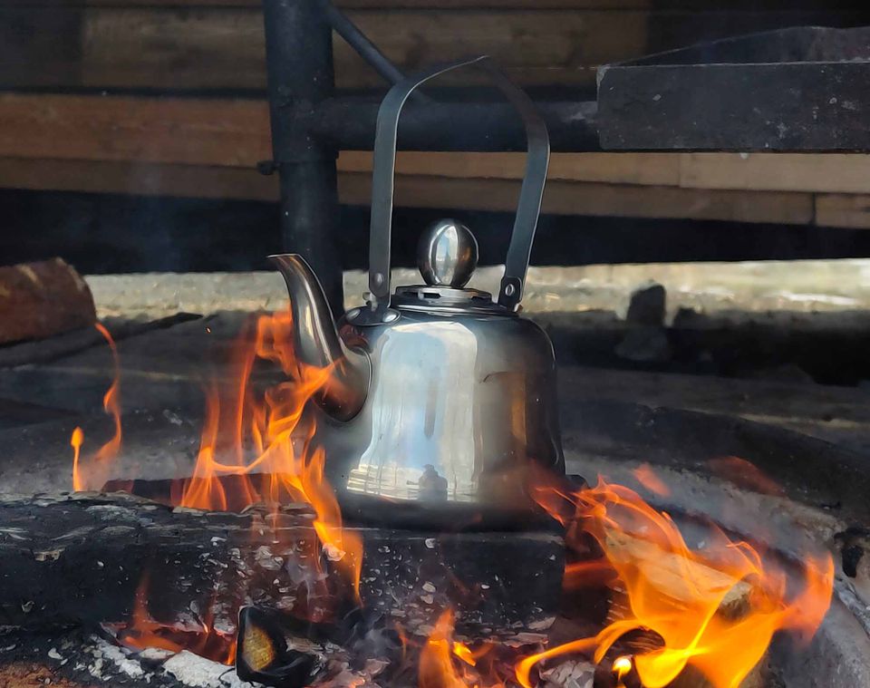 Kahvin valmistus nuotiolla – helppoa ja tunnelmallista