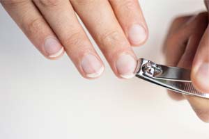 Ongles blancs avec une ligne rose