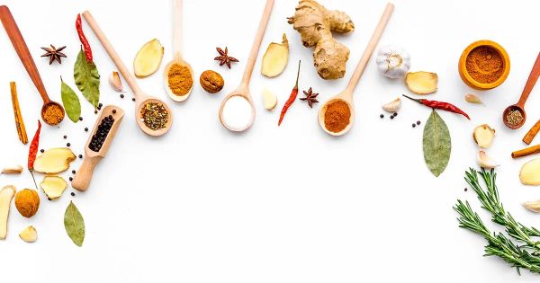 7 épices qui peuvent aider à réduire les ballonnements