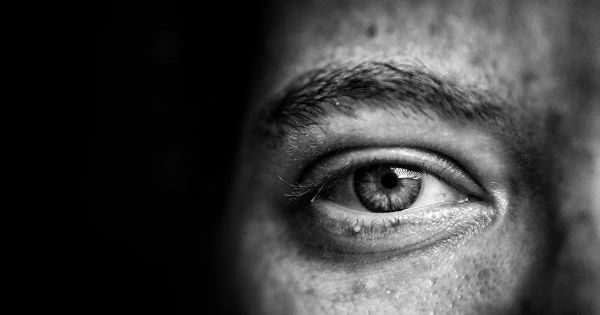 Qu’est-ce qui provoque les cernes noirs sous les yeux ?