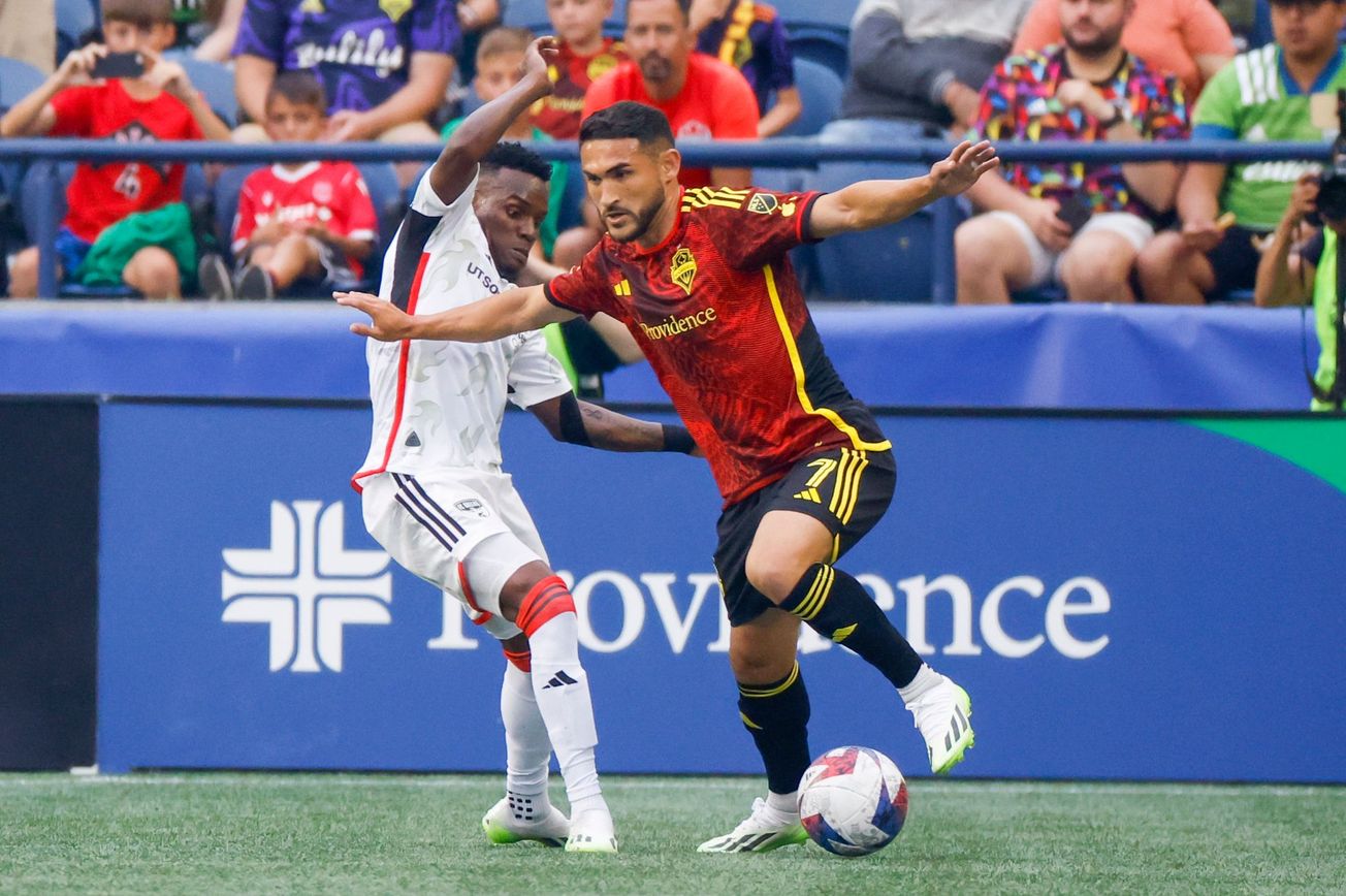 Cristian Roldan plays in Sounders scrimmage