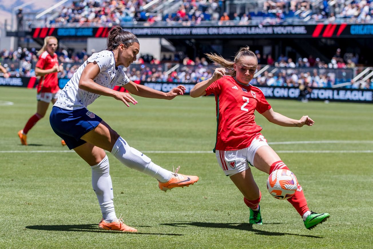 Wales fullback Lily Woodham (right) challenges the USWNT's Sophia Smith (left) for a ball during a 2023 friendly.