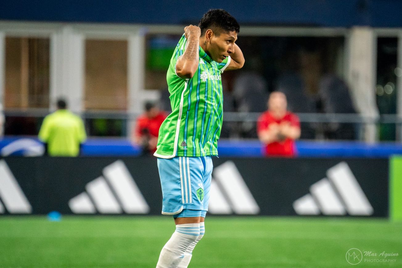 Raúl Ruidíaz, Nouhou disciplined for postgame argument, sources say