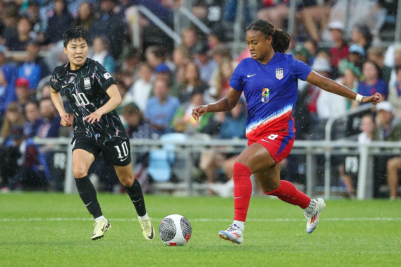 Ji So-yun of South Korea challenges the USWNT's Jaedyn Shaw for a ball in an international friendly match.