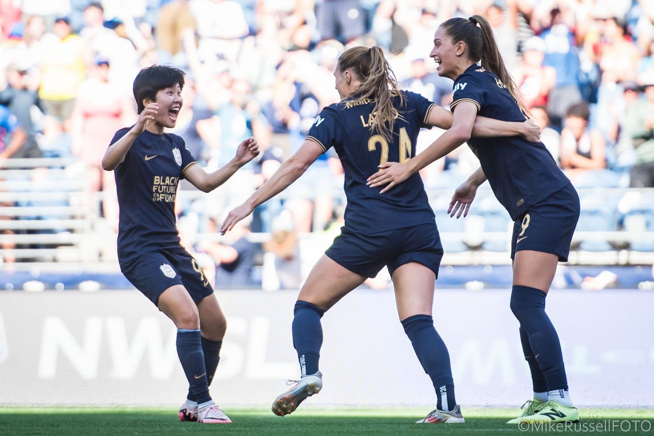 Veronica Latsko celebrates with Ji and Jordyn Huitema after scoring a goal against Utah Royals FC.