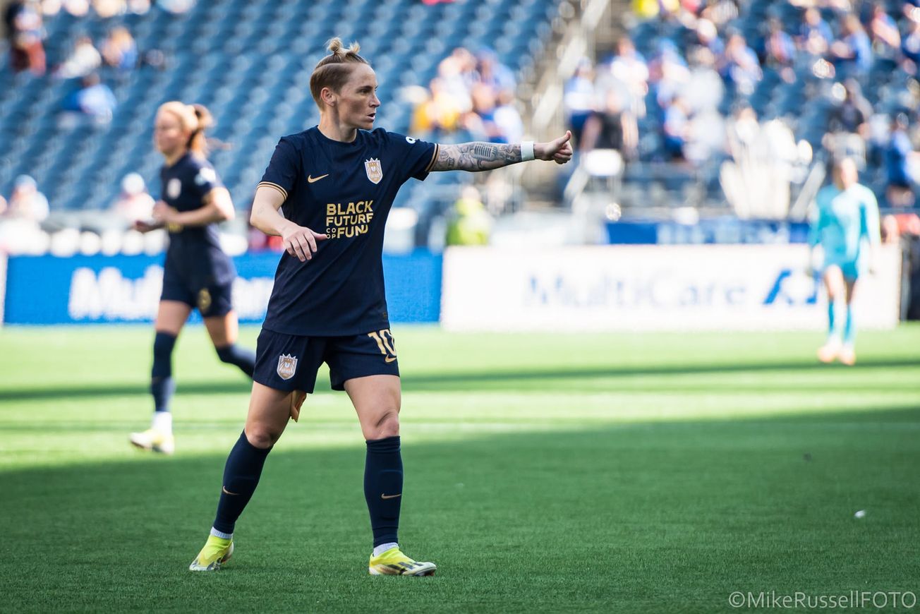 Jess Fishlock signs one-year contract with Reign