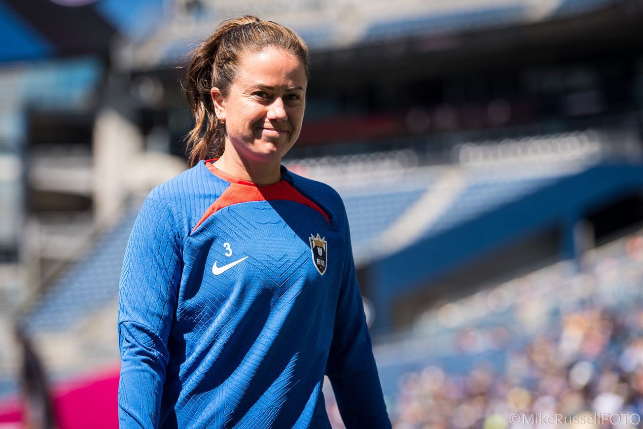 Lauren Barnes returns to Seattle Reign for the 2025 season