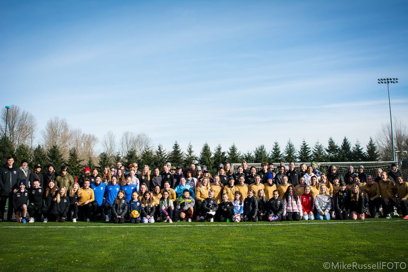The 2025 Seattle Reign squad poses with staff, academy players and fans after the first preseason practice of the year.