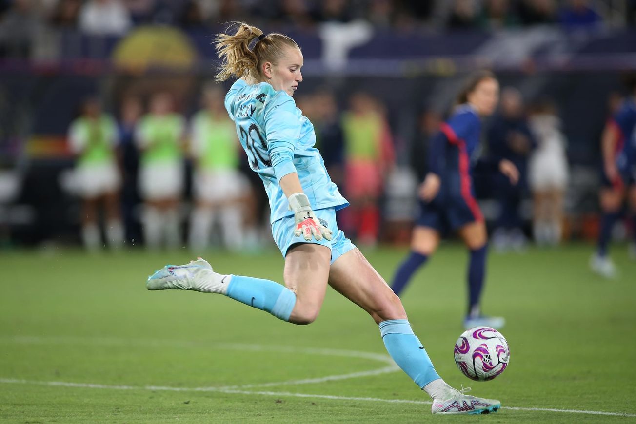 Reign goalkeeper Claudia Dickey kicks a ball during a 2023 match against Gotham FC.