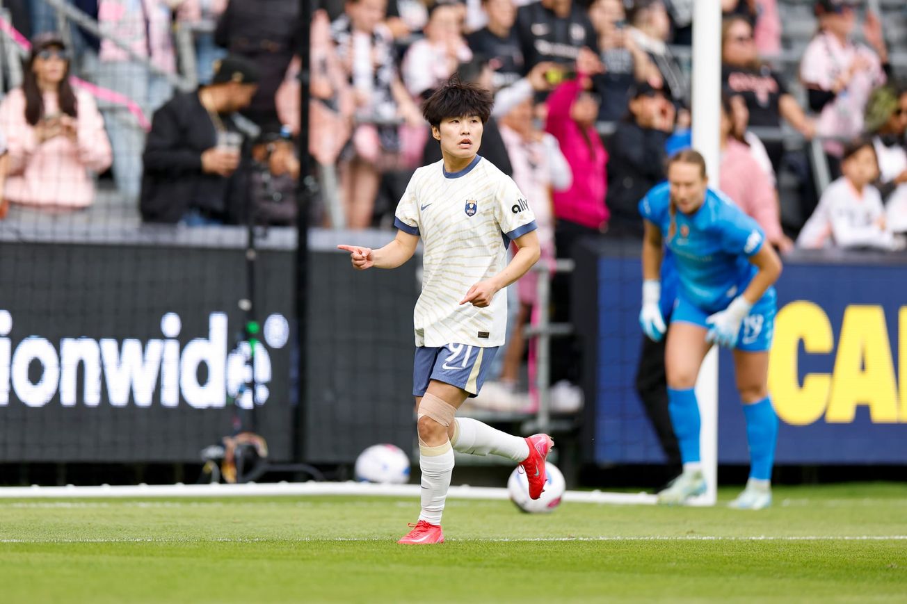 Reign midfielder Ji So-yun celebrates a first half penalty kick goal against Angel City FC.