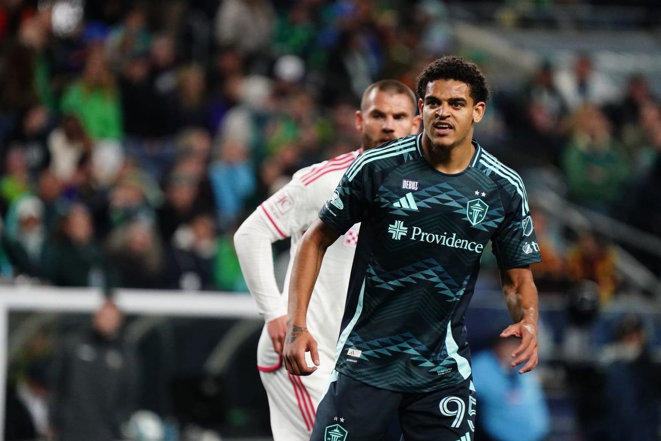 Osaze De Rosario signs first-team contract with Sounders