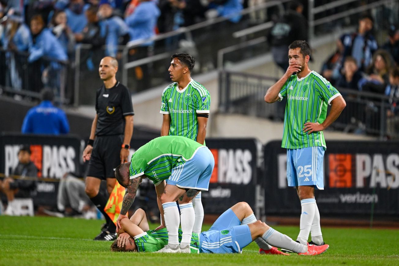 Pedro de la Vega suffers 'serious' knee injury