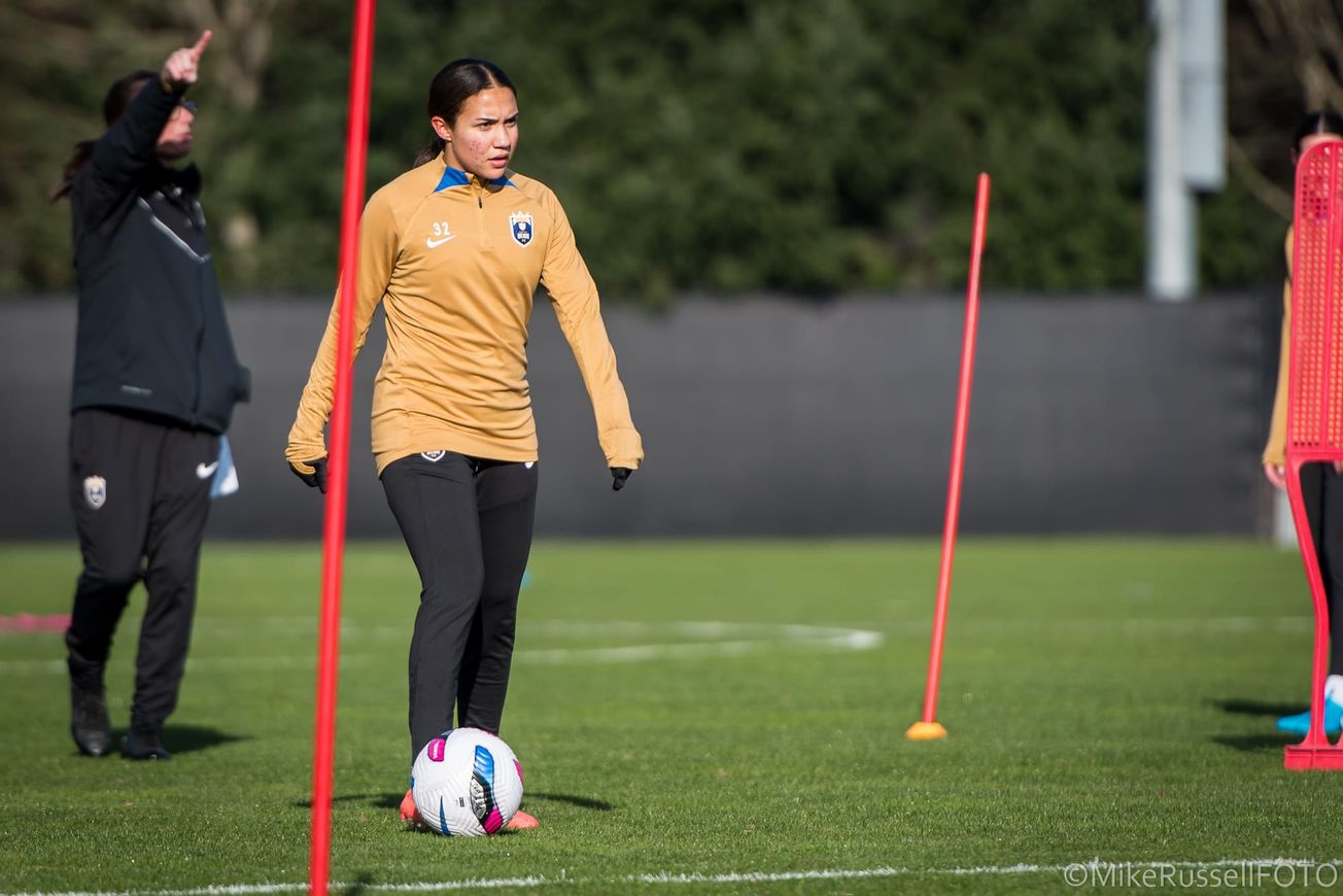 Seattle Reign sign midfielder Sofia Cedeno