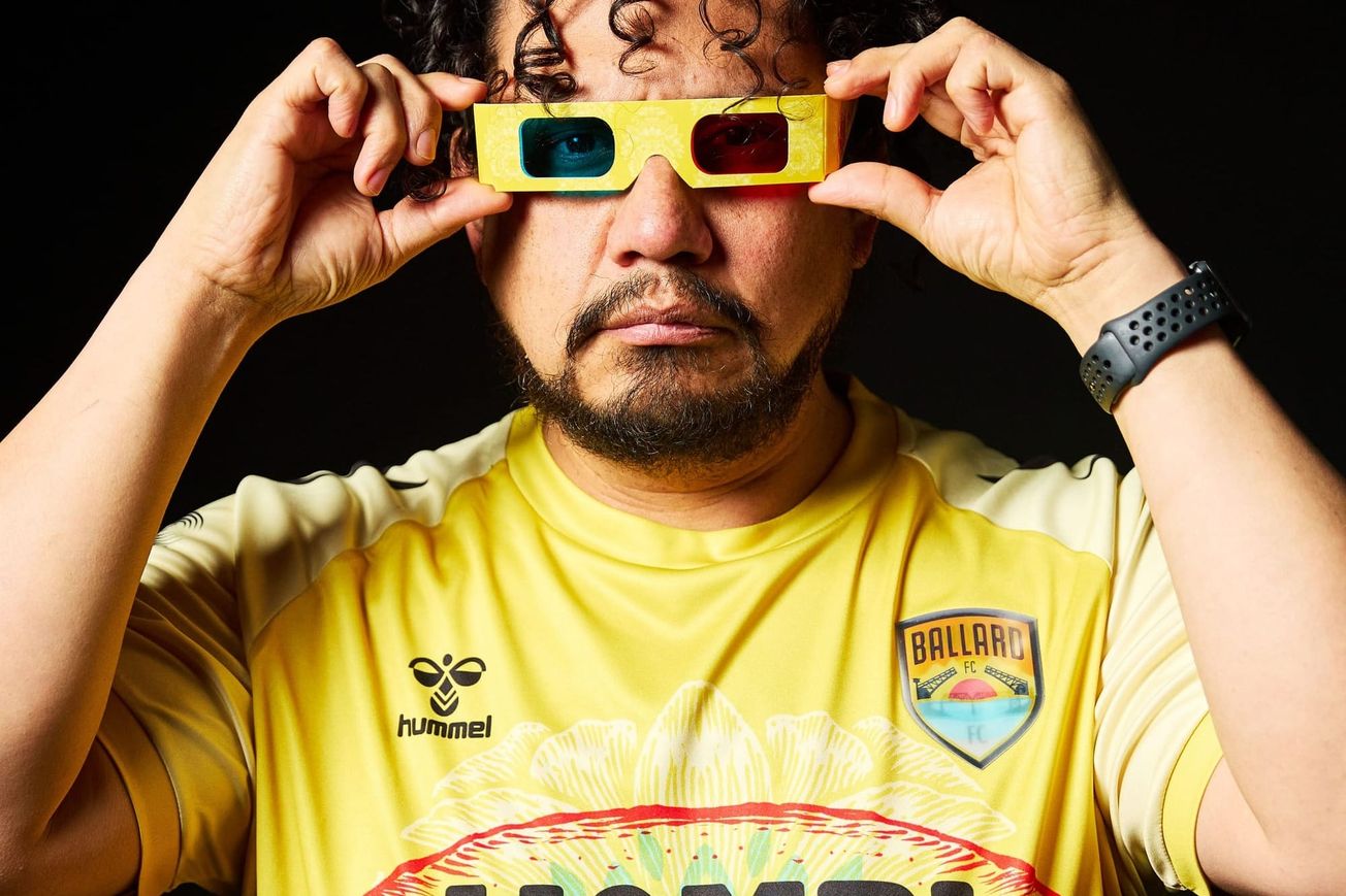 Victor Meléndez wears the 2026 Artist Kit wearing custom 3D glasses.