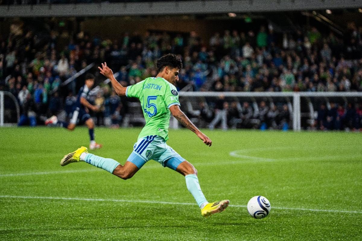 Peter Kingston signs first-team contract with Sounders