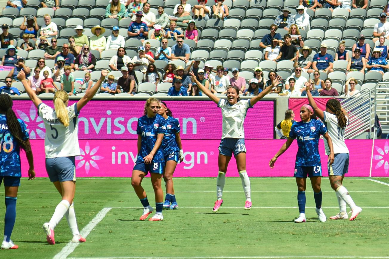 Seattle Reign surf past San Diego Wave, 2-0