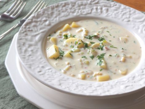 La crema de almejas es un plato típico americano