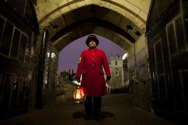 El maestro de ceremonias Yeoman Warder durante la Ceremonia de las Llaves