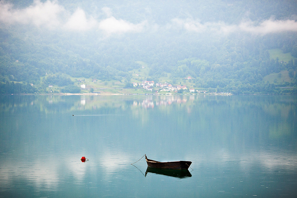 Barca en el Lago di Santa Croce