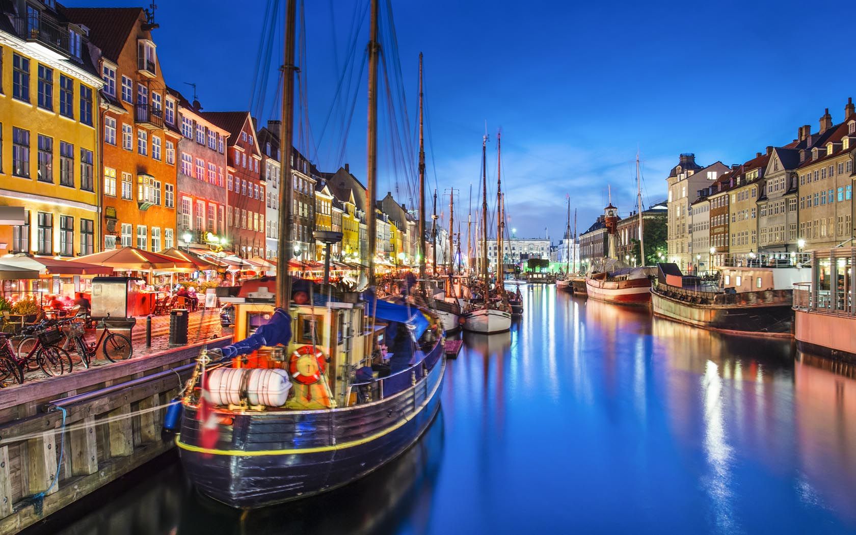 Los mejores destinos europeos para conocer en bici Copenhague Dinamarca Barcos Ciudad Río Bicicleta