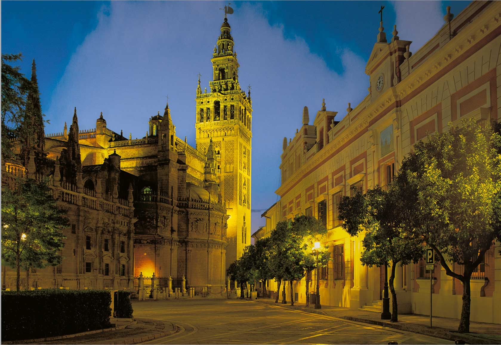 Los mejores destinos europeos para conocer en bici Sevilla Andalucía Giralda Bicicleta Alquilar España