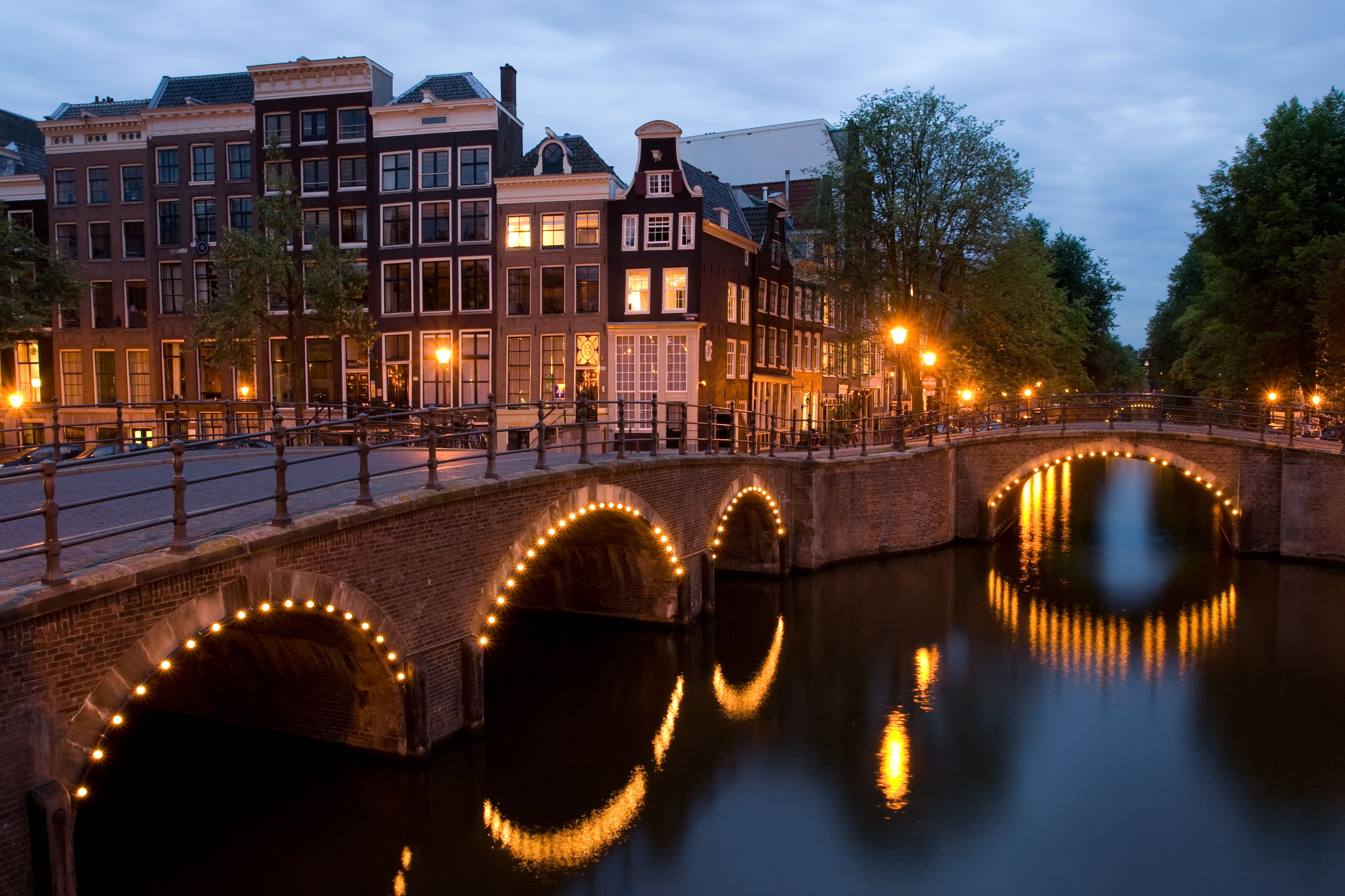 Los mejores destinos europeos para conocer en bici Amsterdam Bicicleta Canales Holanda Ciudad