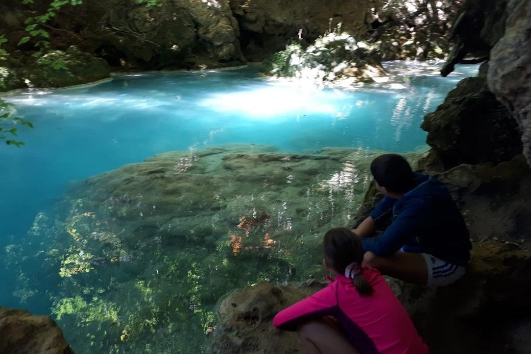Alt Vacaciones-en-Navarra_ruta-Urederra_senderismo_nin-os_agua-turquesa, title Vacaciones-en-Navarra_ruta-Urederra_senderismo_nin-os_agua-turquesa