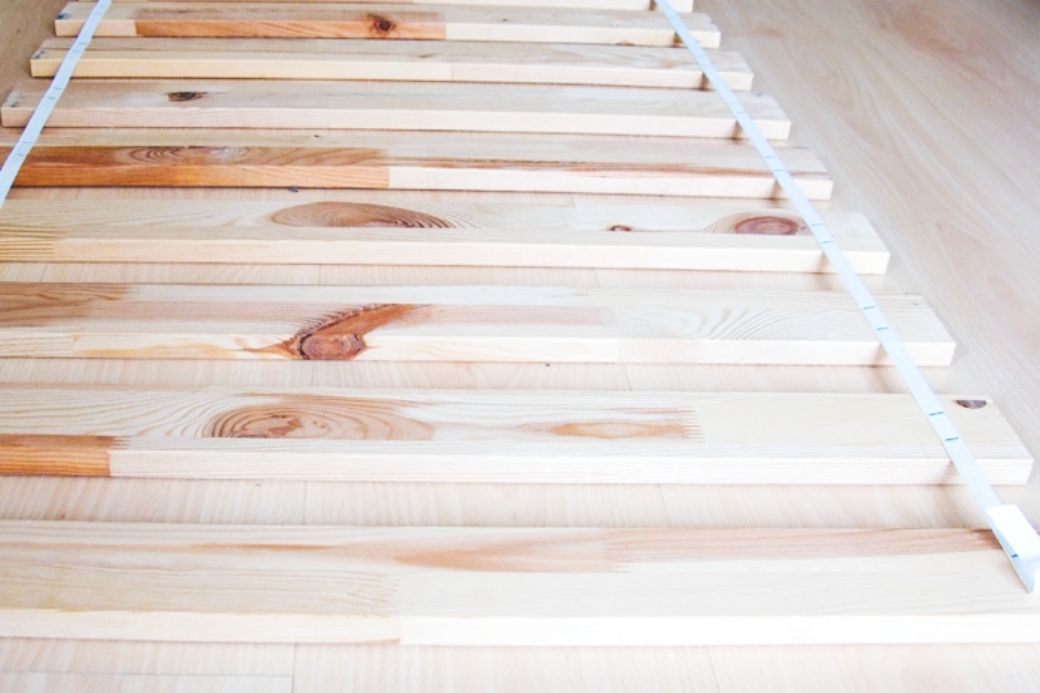 Alt convertir-somier-en-repisa_DIY_intercambio-de-casas, title convertir-somier-en-repisa_DIY_intercambio-de-casas