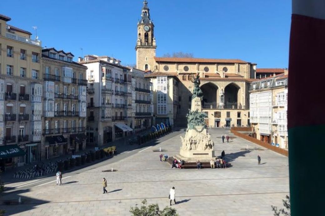 Alt plaza_virgen-blanca_vitoria_pais-vasco, title plaza_virgen-blanca_vitoria_pais-vasco