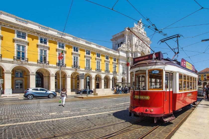 Alt Lisboa_ciudades-de-europa_intercambio-de-casas_tranvia, title Lisboa_ciudades-mas-romanticas_intercambio-de-casas_tranvia