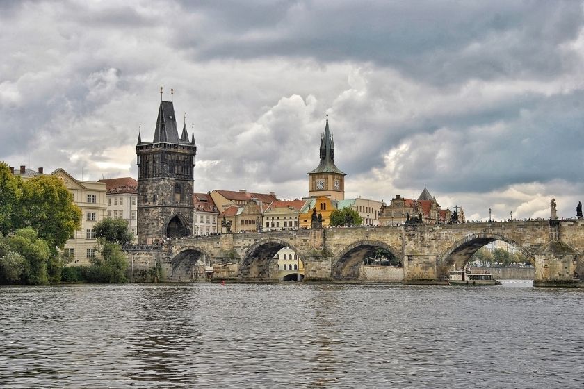 Alt Praga_ciudades-de-Europa_puente-carlos_HomeExchange, title Praga_ciudades-romanticas_puente-carlos_HomeExchange