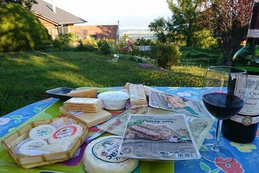 casa en los Alpes, escapada romantica, viajar en pareja, vino