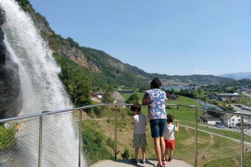 alt Noruega_viajar_cascada_Europa_intercambio-de-casas_HomeExchange, title Noruega_viajar_cascada_Europa_intercambio-de-casas_HomeExchange