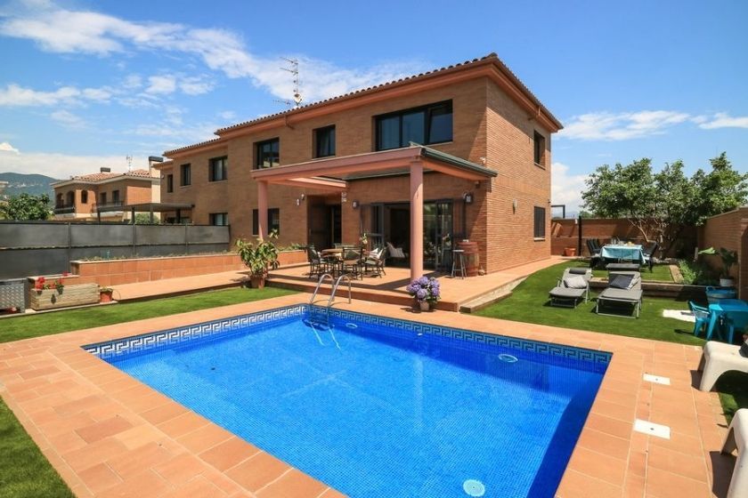 casas con piscina en barcelona