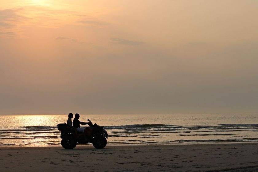 alt quad_vacaciones-de-verano_pareja_playa_atardecer, title quad_vacaciones-de-verano_pareja_playa_atardecer
