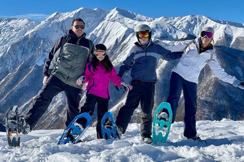 alt raquetas_vacaciones-nieve_familia_intercambio-de-casas, title raquetas_vacaciones-nieve_familia_intercambio-de-casas