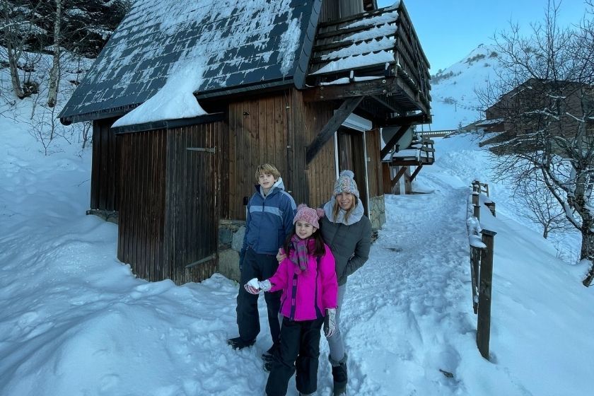 alt vacaciones-de-invierno_familia_nieve_caban-a_intercambio-de-casas, title vacaciones-de-invierno_familia_nieve_caban-a_intercambio-de-casas