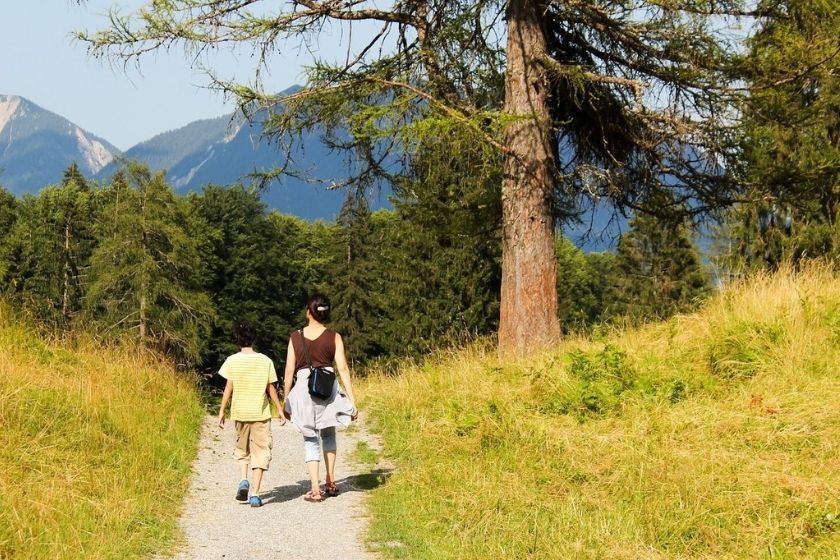alt Viajar-con-nin-os-senderismo-familia, Viajar-con-nin-os-senderismo-familia