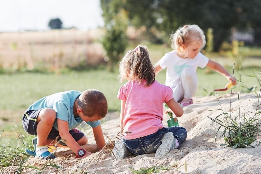 alt ninos-jugando_viajar-con-ninos_jardin, titleninos-jugando_viajar-con-ninos_jardin