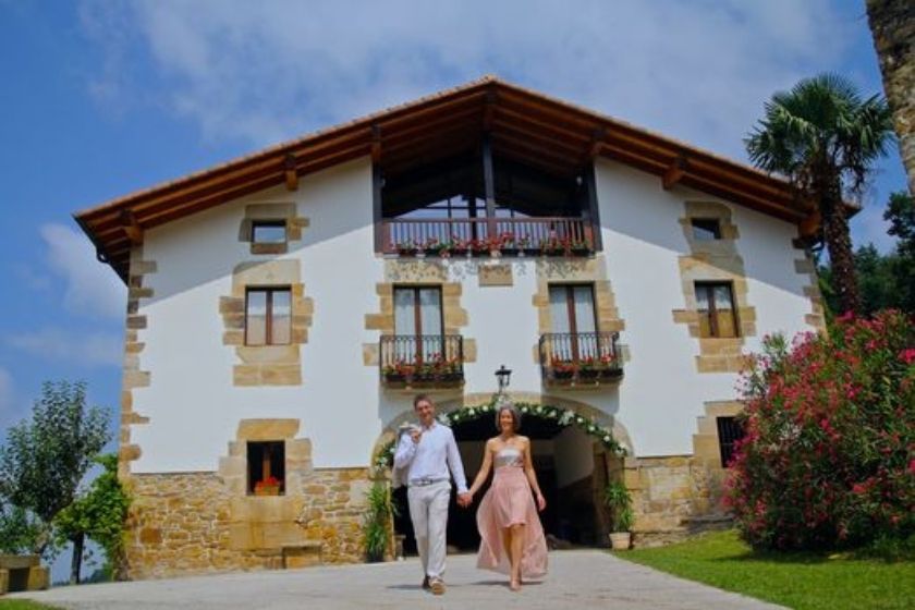 alt vacaciones-en-espan-a_caserio_pais-vasco_HomeExchange_pareja, title vacaciones-en-espan-a_caserio_pais-vasco_HomeExchange_pareja