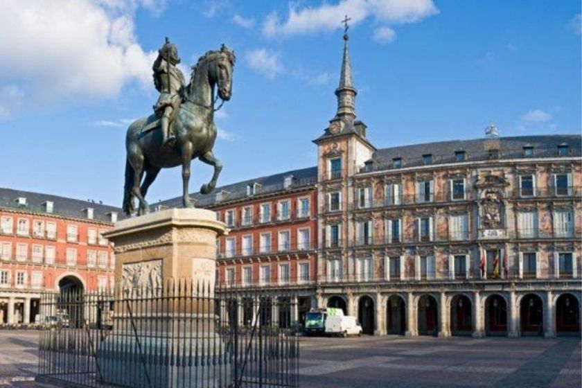 alt vacaciones-en-espana_plaza-mayor_madrid_HomeExchange, title vacaciones-en-espana_plaza-mayor_madrid_HomeExchange