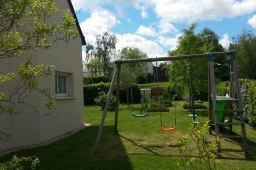 alt vacaciones-en-familia_casa_bretana_jardin_columpios, title vacaciones-en-familia_casa_bretana_jardin_columpios