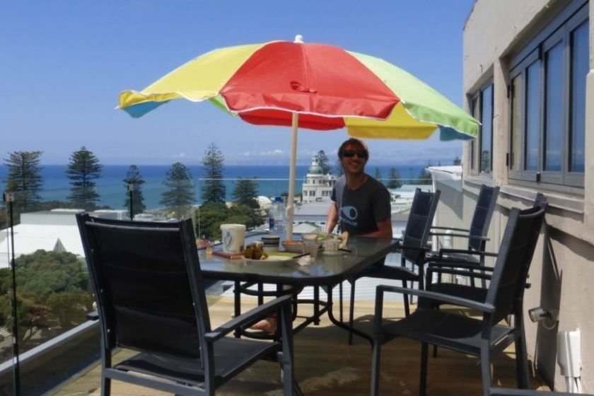 alt viajar-con-bebes_terraza_sol_vacaciones-en-familia_vistas-mar_HomeExchange, title viajar-con-bebes_terraza_sol_vacaciones-en-familia_vistas-mar_HomeExchange